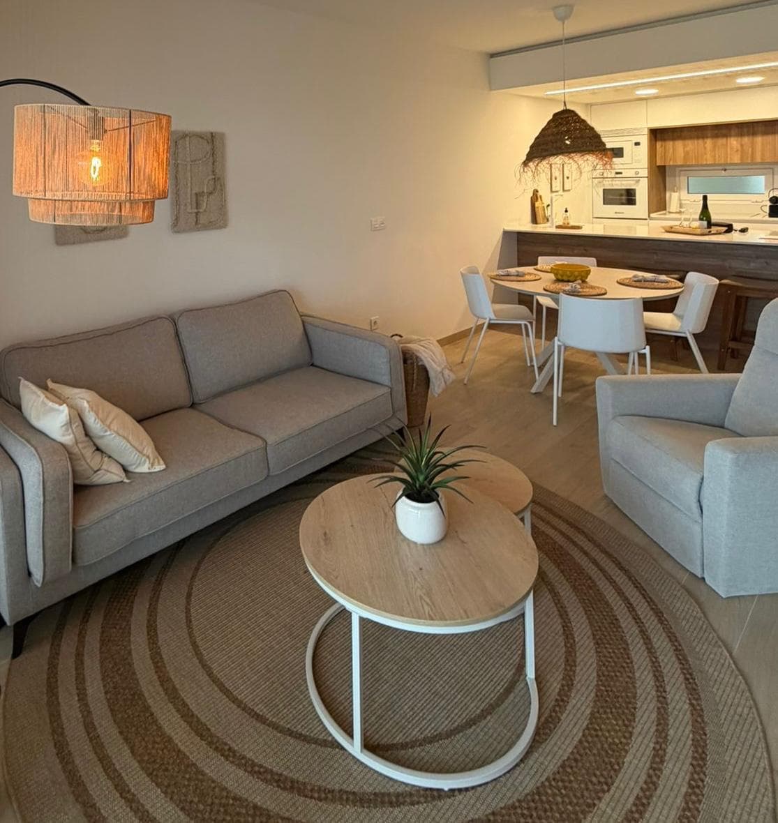 Ruime woonkamer met veel lichtinval